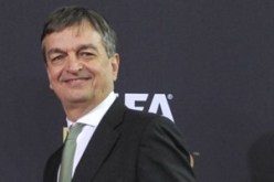 رئيس الاتحاد الفرنسي يرمي بنقود فاتورة الطعام بوجه مرشح الفيفا شامبين