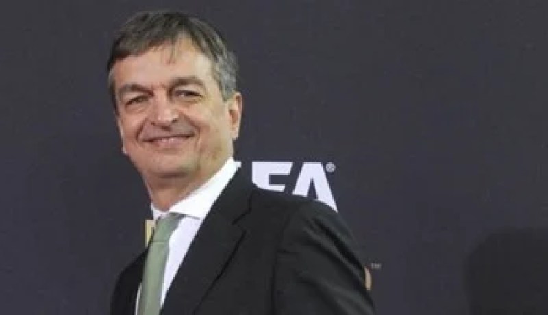 رئيس الاتحاد الفرنسي يرمي بنقود فاتورة الطعام بوجه مرشح الفيفا شامبين