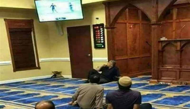 بالصّورة.. مصلّون يشاهدون مباراة كرة في المسجد!