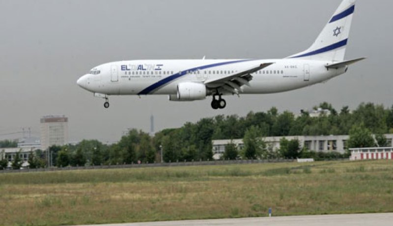 نتنياهو وزوجته اختفيا في الطائرة ولم يخرجا للصحفيين