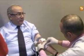 بالفيديو تنظيم حملة للتبرع بالدم بوزارة الشؤون الخارجية ولعمامرة أول المتبرعين