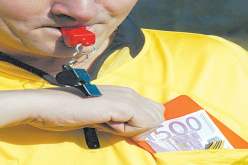 فتح تحقيق قضائي حول فضيحة رشوة حكم مباراة النصرية والسياسي ومتهمان جديدان في القضية