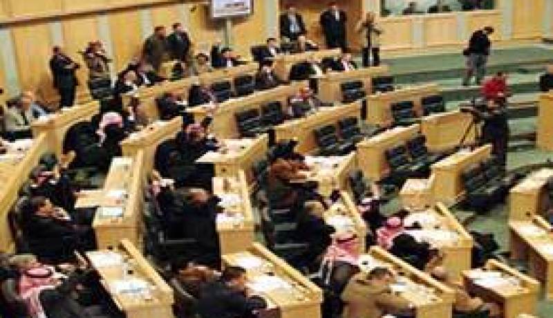 نائب أردني يعتدي على زميله بالضرب ويقذفه بحذائه
