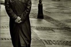 أهلي يرفضون ارتباطي بمن اخترتها زوجة لأنها مطلقة!