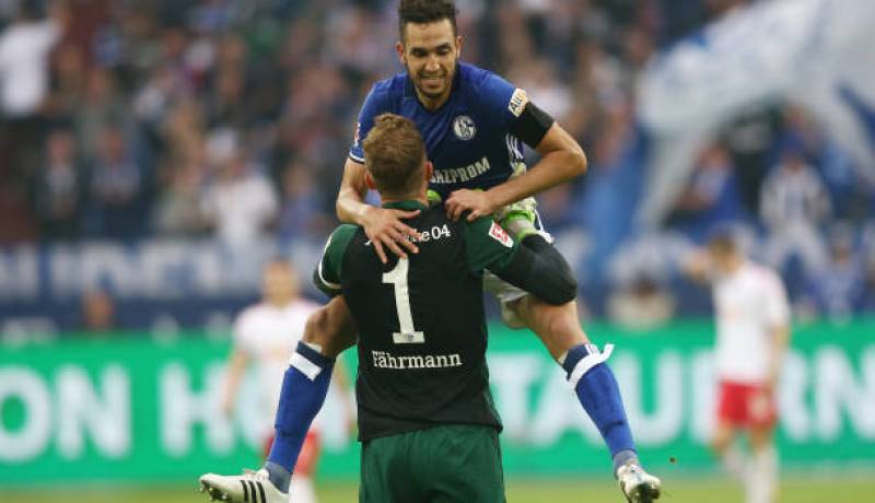 بالفيديو … بن طالب يسجل ويقود شالك لأول فوز