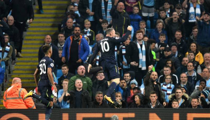 بالفيديو .. روني يواصل التهديف تحت أنظار مورينيو