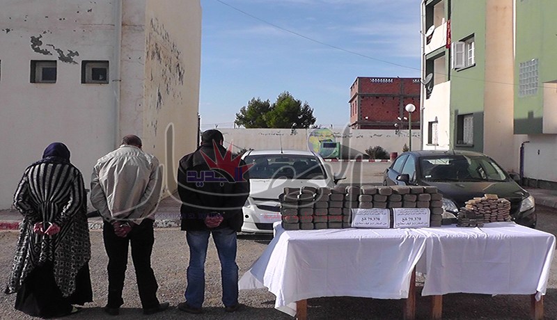 توقيف امرأة و3 مهربين حاولوا تهريب أكثر من 3 قناطير كيف في باب العسة والعابد بتلمسان