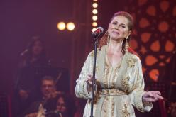 شاهد.. ميادة الحناوي تنهار على مسرح تونس بسبب الإعياء!