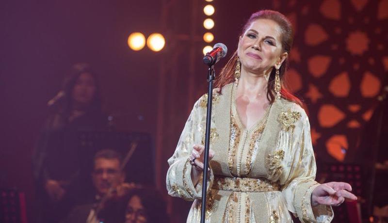 شاهد.. ميادة الحناوي تنهار على مسرح تونس بسبب الإعياء!