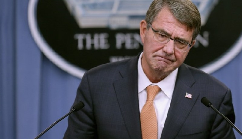 وزير الدفاع الأمريكي يقيل مساعده العسكري