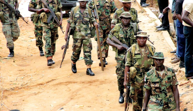 الجيش النيجيري يعتقل 12 شخصا اثر اكتشاف مصنع متفجرات وسط نيجيريا