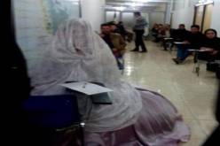 طالبة جامعية تحضر الإمتحان بفستان زفافها