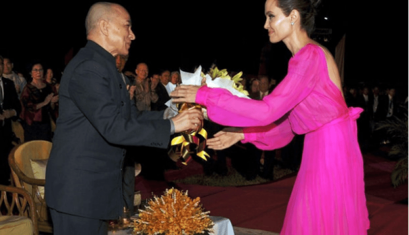 أنجلينا جولي تتلقّى ورودا من رئيس كمبوديا في أوّل ظهور لها بعد طلاقها