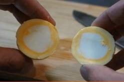 طريقة جديدة لسلق البيض حيث يكون الصفار للخارج والبياض للداخل