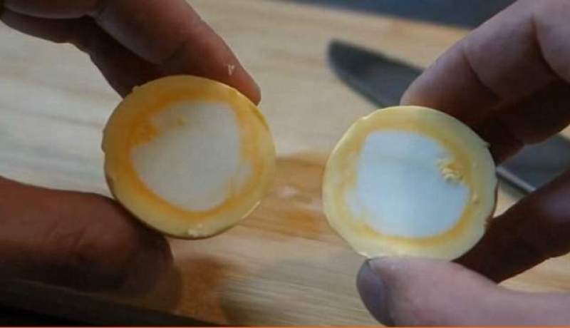 طريقة جديدة لسلق البيض حيث يكون الصفار للخارج والبياض للداخل