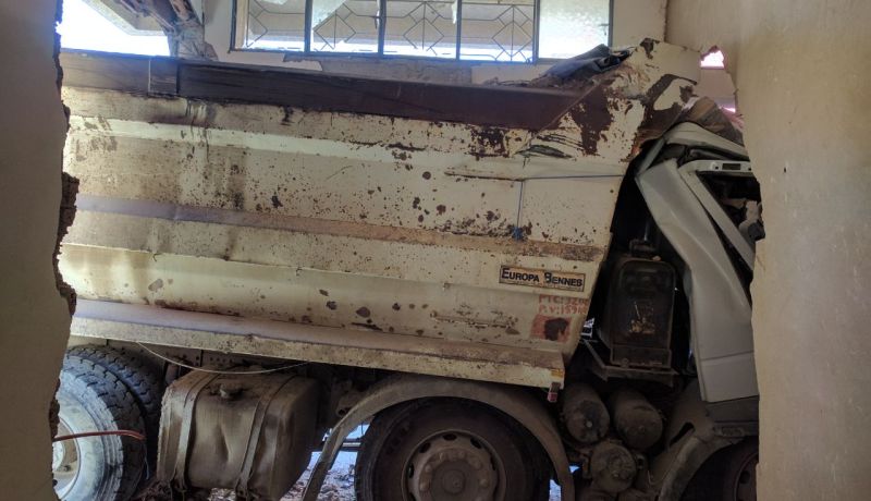 شاحنة “مجنونة” تصطدم بمنزل وتخلف جريحين في بوحنيفية بمعسكر