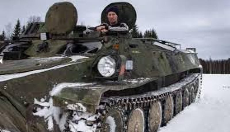 مغرم بالجليد يشتري دبابة روسية ليتزلج بها