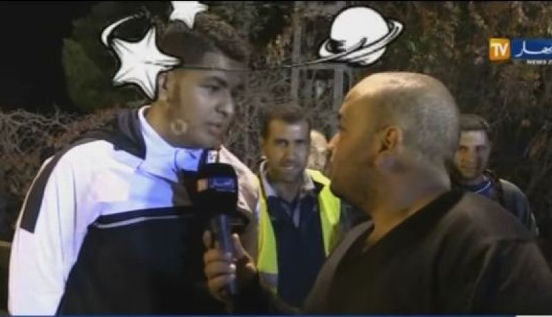 بالفيديو.. حركات طريفة لشباب فضلوا “التقرعيج” أثناء ترميم طريق بن عكنون