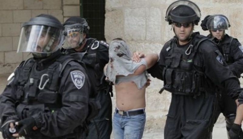 إصابة 5 فلسطينيين برصاصات مطاطية أثناء اقتحام الشرطة الإسرائيلية باحة الحرم القدسي