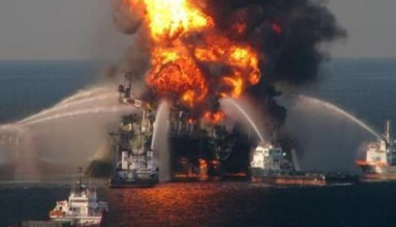 عشرات المفقودين بحريق منصة نفطية بأذربيجان