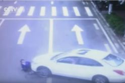 بالفيديو صينيون يحملون سيارة لإنتشال أحد المارة من تحتها بعد حادث مرور