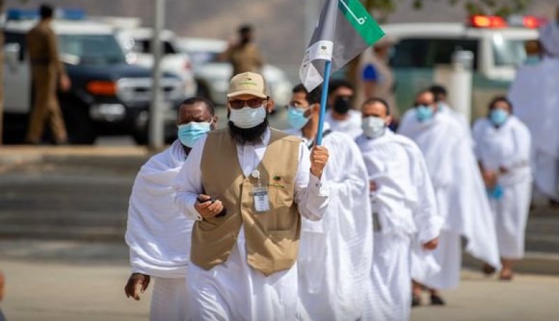 حجاج بيت الله الحرام على صعيد عرفة لتأدية الركن الأعظم في مناسك الحج