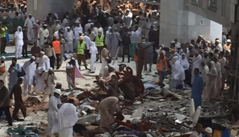 بالفيديو  سقوط رافعة في الحرم وأنباء عن وفيات