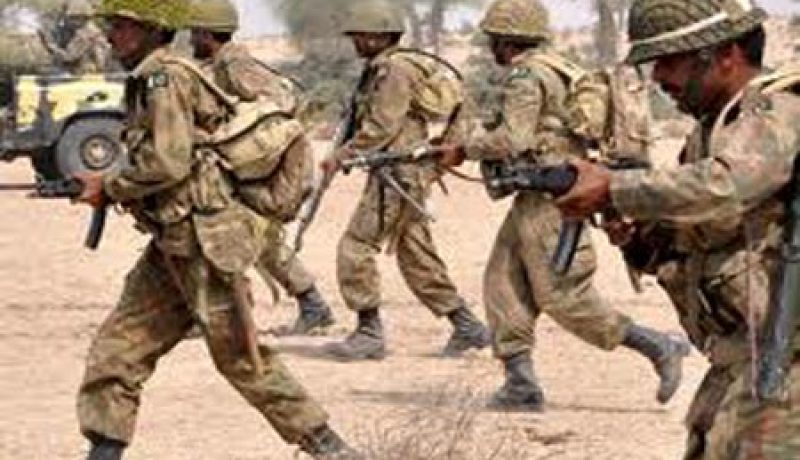 قوات الأمن الباكستاني تعتقل أكثر من مائة شخص وتصادر مصنعا للمتفجرات في كراتشي