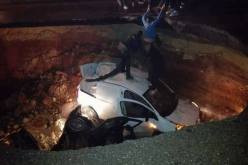 فيديو .. سقوط 5 سيارات داخل حفرة بعد انهيار أرضي في بن عكنون