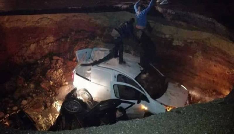 فيديو .. سقوط 5 سيارات داخل حفرة بعد انهيار أرضي في بن عكنون