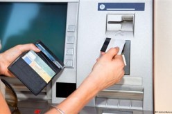 بالصورة وفيديو..  صرّاف آلي يُغرق رجلًا بالأموال عن طريق الخطأ