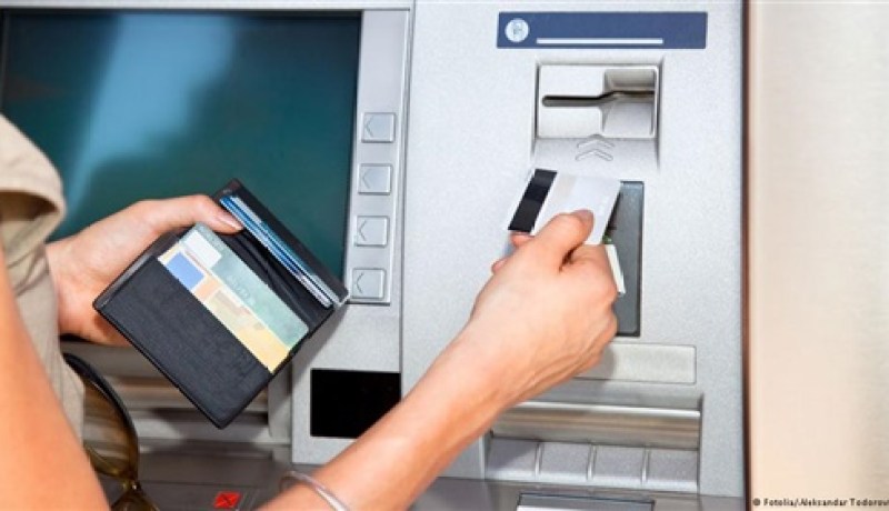 بالصورة وفيديو..  صرّاف آلي يُغرق رجلًا بالأموال عن طريق الخطأ