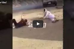 بالفيديو.. لحظة دهس سيارة لشخصين