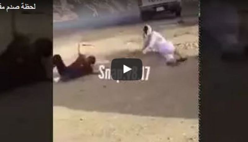 بالفيديو.. لحظة دهس سيارة لشخصين