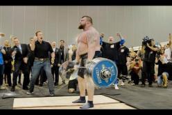 شاهد .. ماذا حصل لأول رجل في التاريخ يرفع نصف طن بالهواء