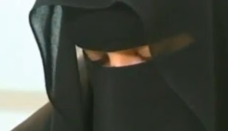 سعودية تهدي زوجها عروساً وسيارة فارهة