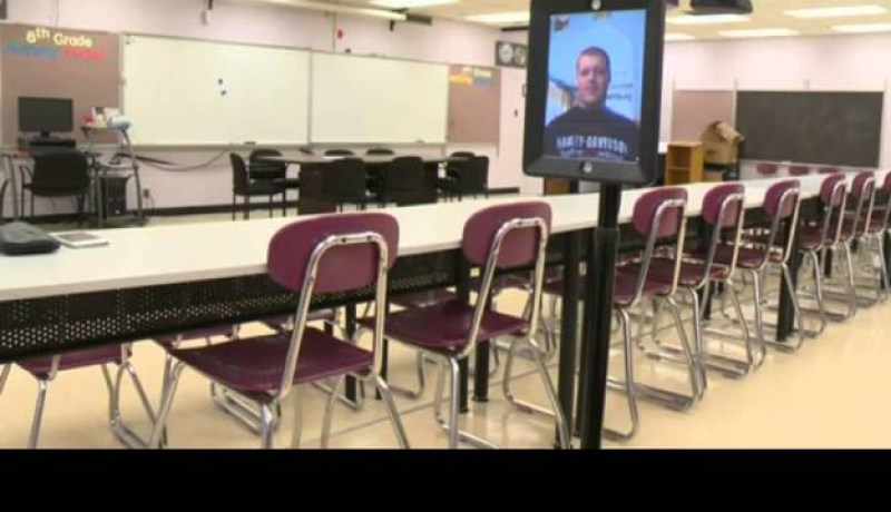 بالفيديو روبوت يرتاد المدرسة بدلا عن طالب بسبب اصابة تعرض لها بولاية بنسلفانيا في امريكا