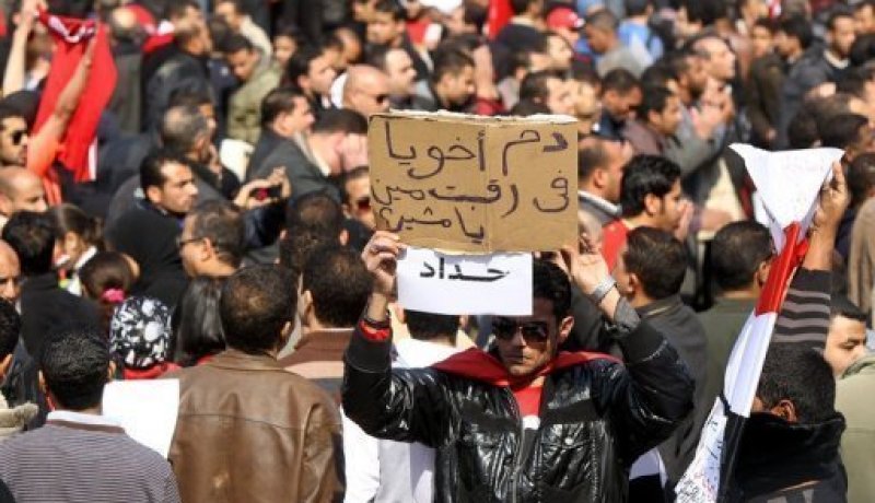 مصرع فتى مصري في مواجهات بين الشرطة ومشجعي فريق لكرة القدم في بور سعيد