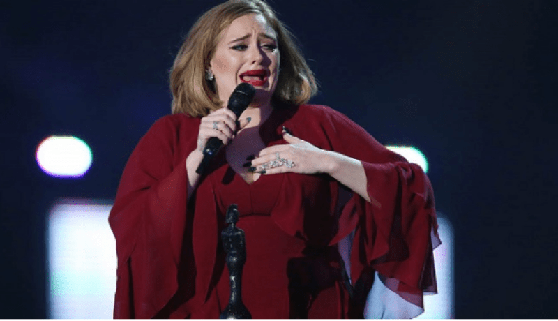 بالفيديو.. أديل تفاجئ فتاة محجّبة بتصرّف غير متوقّع في حفل فنّي