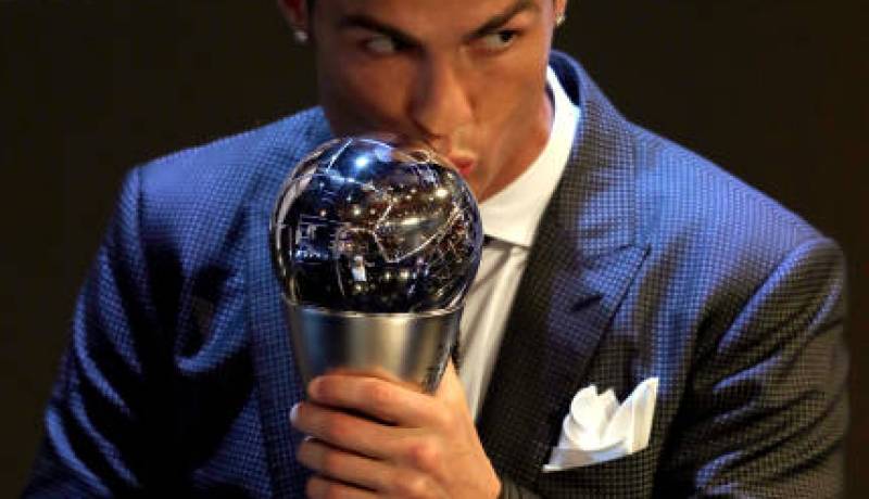 بالصور.. رونالدو نجم سهرة الفيفا ويتوج بلقب the best 2017