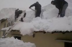 التساقط الغزير للثلوج يصعب عملية إزالتها من محاور الطرق بسطيف