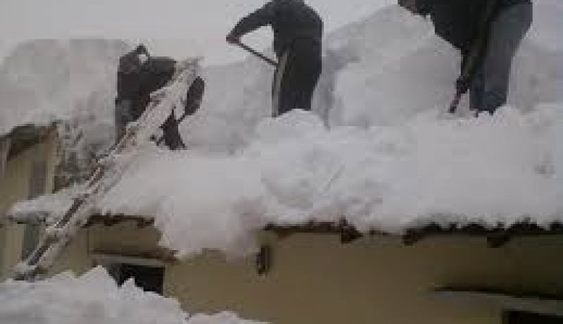 التساقط الغزير للثلوج يصعب عملية إزالتها من محاور الطرق بسطيف