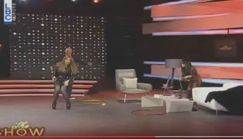 بالفيديو شجار بين أمل حجازي ونضال الأحمدية بالتفاح على الهواء