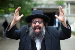 شاهد مدى حب اليهود لدينهم وماذا يقدمون له