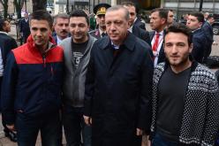 أردوغان يلتقط صور مع الجالية التركية في كولومبيا