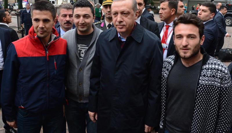 أردوغان يلتقط صور مع الجالية التركية في كولومبيا