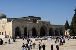 مئات الفلسطينيين يغادرون غزة لأداء الصلاة في المسجد الأقصى
