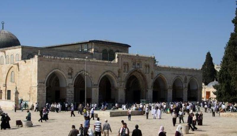 مئات الفلسطينيين يغادرون غزة لأداء الصلاة في المسجد الأقصى