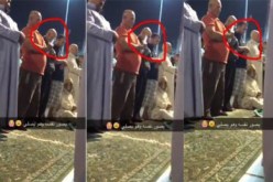 رجل يصور نفسه سيلفي أثناء أدائه صلاة التراويح