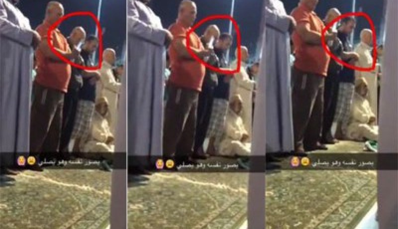 رجل يصور نفسه سيلفي أثناء أدائه صلاة التراويح